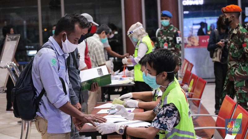 Pemeriksaan Dokumen Penumpang Pesawat di Bandara Soekarno Hatta, Jumat (16/5/2020). (CNBC Indonesia/ Andrean Kristianto)