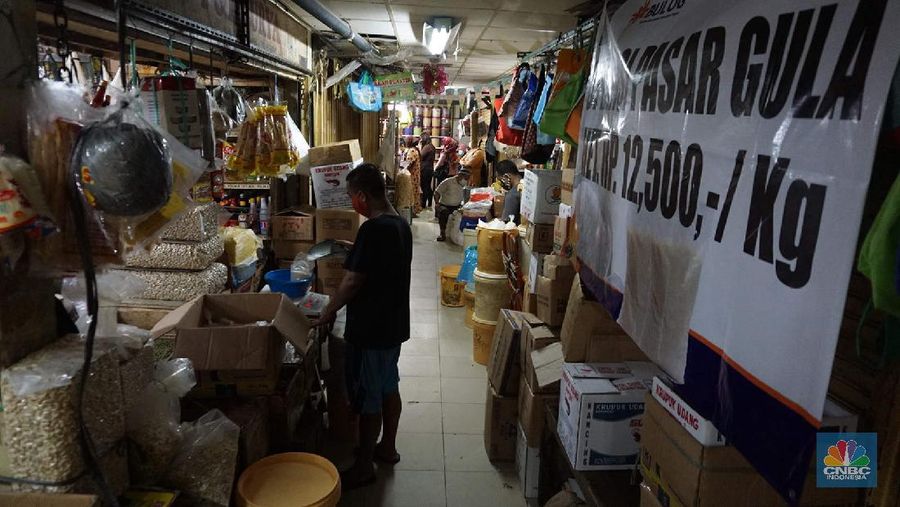 Dirut Bulog Budi Waseso melakukan kegiatan operasi pasar khusus gula di Pasar Jatinegara, Jakarta Timur, Jumat (15/5). Operasi pasar tersebut untuk stabilisasi harga gula yang saat ini masih di atas harga acuan pemerintah yakni Rp12.500 per kilogram. (CNBC Indonesia/Muhammad Sabki)