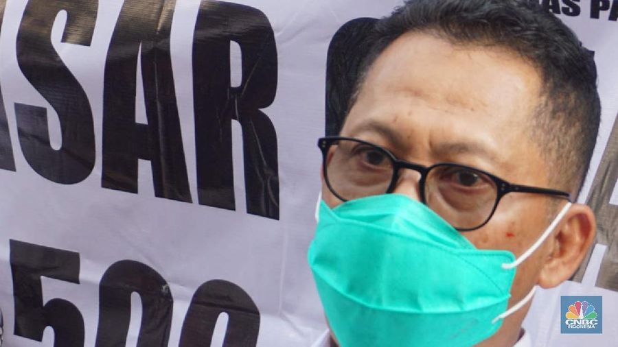 Dirut Bulog Budi Waseso melakukan kegiatan operasi pasar khusus gula di Pasar Jatinegara, Jakarta Timur, Jumat (15/5). (CNBC Indonesia/Muhammad Sabki)