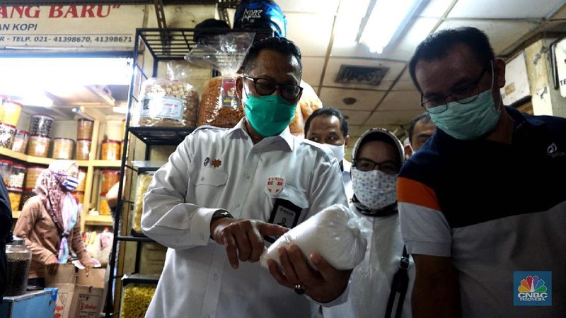 Dirut Bulog Budi Waseso melakukan kegiatan operasi pasar khusus gula di Pasar Jatinegara, Jakarta Timur, Jumat (15/5). Operasi pasar tersebut untuk stabilisasi harga gula yang saat ini masih di atas harga acuan pemerintah yakni Rp12.500 per kilogram. (CNBC Indonesia/Muhammad Sabki)