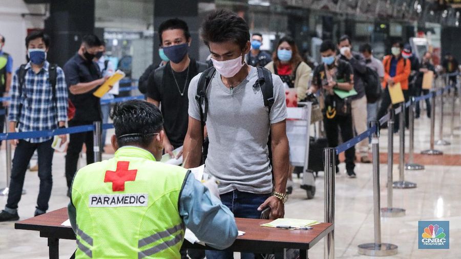 Pemeriksaan Dokumen Penumpang Pesawat di Bandara Soekarno Hatta, Jumat (16/5/2020). (CNBC Indonesia/ Andrean Kristianto)