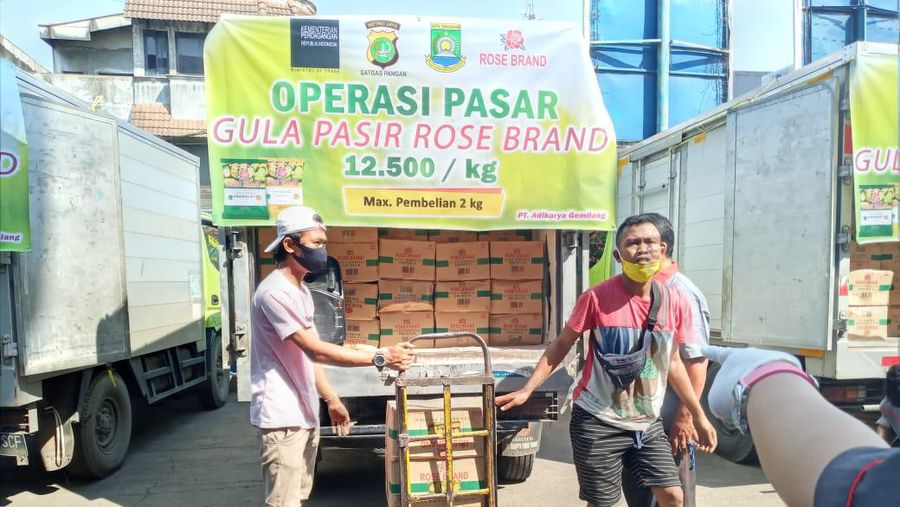 Menteri Perdagangan Agus Suparmanto, melakukan operasi pasar pendistribusian gula pasir kepada pedagang di Pasar Anyar, Kota Tangerang Banten.  (CNBC Indonesia/Syahrizal Sidiq)