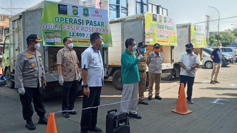Menteri Perdagangan Agus Suparmanto, melakukan operasi pasar pendistribusian gula pasir kepada pedagang di Pasar Anyar, Kota Tangerang Banten.  (CNBC Indonesia/Syahrizal Sidiq)