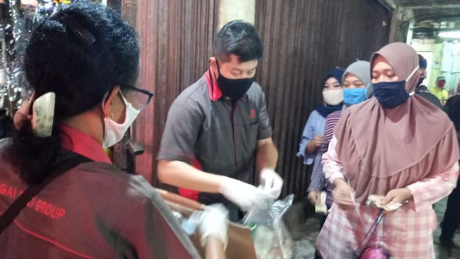 Menteri Perdagangan Agus Suparmanto, melakukan operasi pasar pendistribusian gula pasir kepada pedagang di Pasar Anyar, Kota Tangerang Banten.  (CNBC Indonesia/Syahrizal Sidiq)