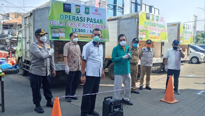 Menteri Perdagangan Agus Suparmanto, melakukan operasi pasar pendistribusian gula pasir kepada pedagang di Pasar Anyar, Kota Tangerang Banten.  (CNBC Indonesia/Syahrizal Sidiq)