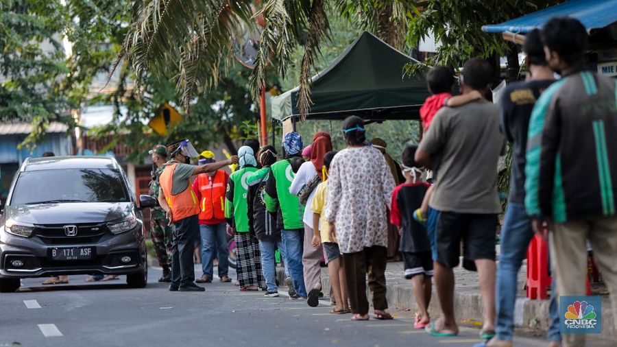 Pembagian Takjil Gratis dengan Penerapan Jaga Jarak (CNBC Indonesia/ Andrean Kristianto)