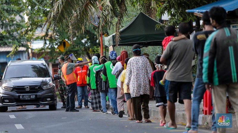Pembagian Takjil Gratis dengan Penerapan Jaga Jarak (CNBC Indonesia/ Andrean Kristianto)