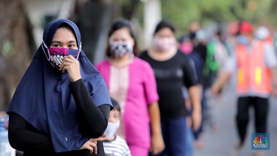 Pembagian Takjil Gratis dengan Penerapan Jaga Jarak (CNBC Indonesia/ Andrean Kristianto)