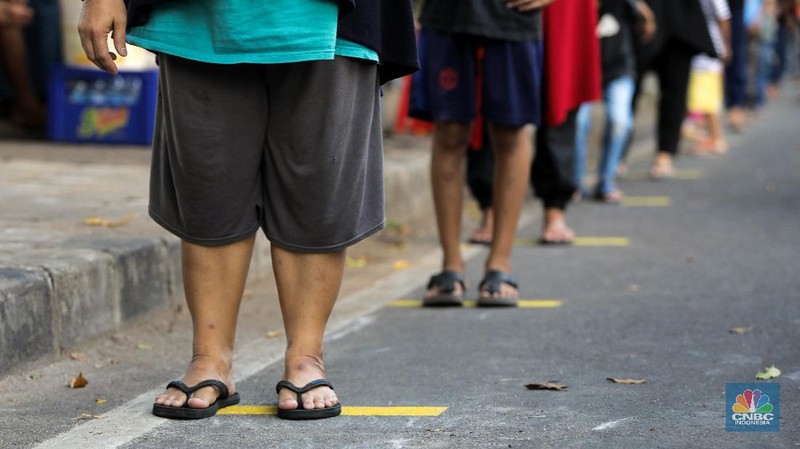 Pembagian Takjil Gratis dengan Penerapan Jaga Jarak (CNBC Indonesia/ Andrean Kristianto)