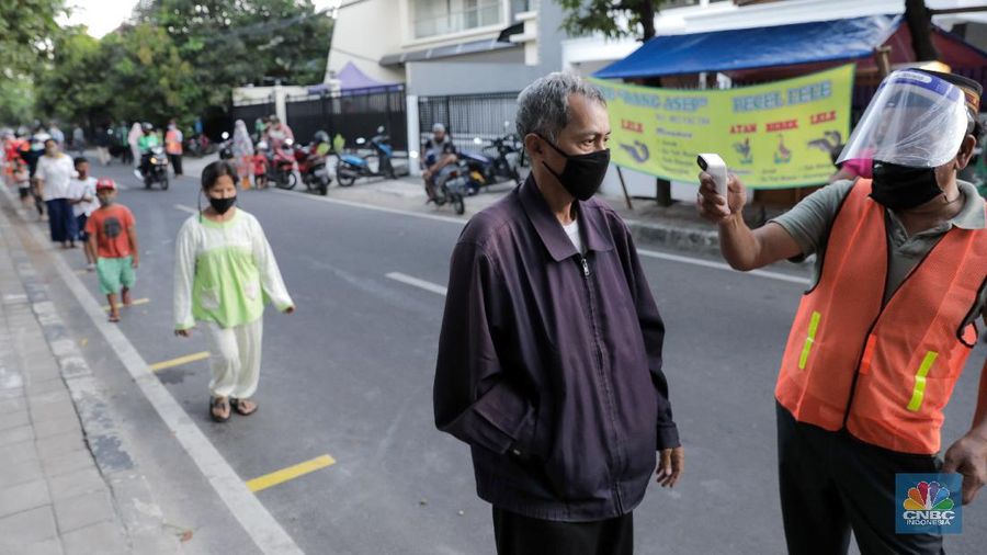 Pembagian Takjil Gratis dengan Penerapan Jaga Jarak (CNBC Indonesia/ Andrean Kristianto)