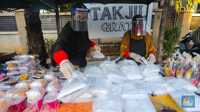 Pembagian Takjil Gratis dengan Penerapan Jaga Jarak (CNBC Indonesia/ Andrean Kristianto)