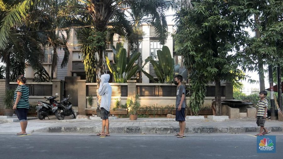 Pembagian Takjil Gratis dengan Penerapan Jaga Jarak (CNBC Indonesia/ Andrean Kristianto)