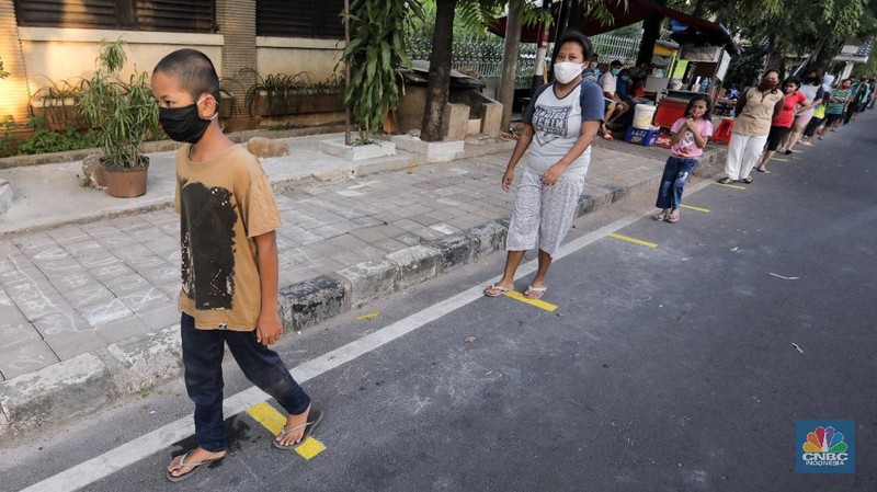 Pembagian Takjil Gratis dengan Penerapan Jaga Jarak (CNBC Indonesia/ Andrean Kristianto)