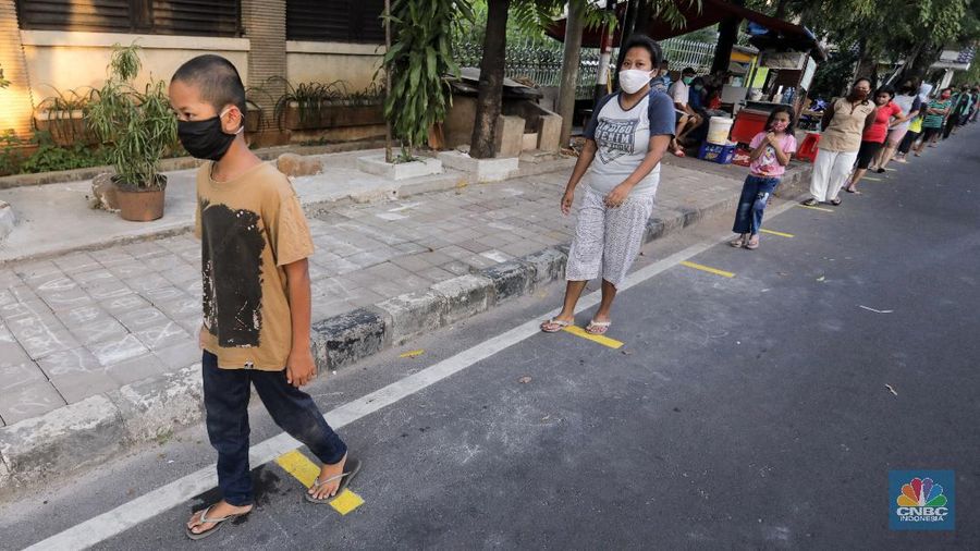 Pembagian Takjil Gratis dengan Penerapan Jaga Jarak (CNBC Indonesia/ Andrean Kristianto)