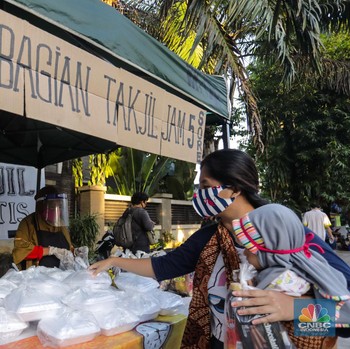 Bagi Takjil Gratis Zaman Pandemi: Pakai Social Distancing!