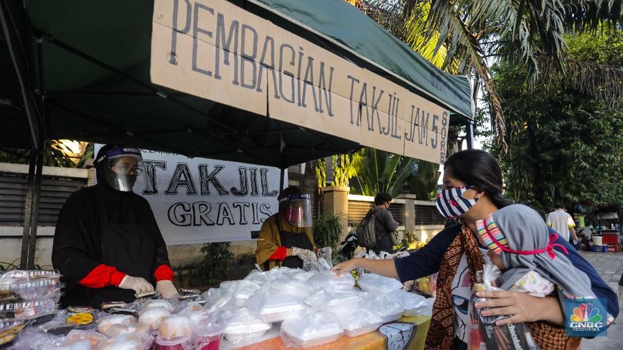 Pembagian Takjil Gratis dengan Penerapan Jaga Jarak (CNBC Indonesia/ Andrean Kristianto)