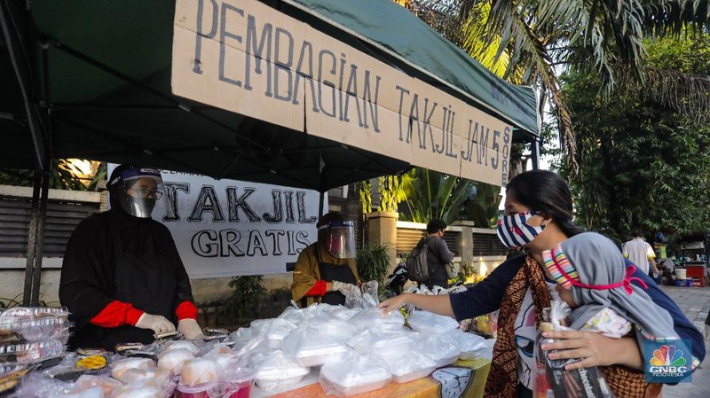 Pembagian Takjil Gratis dengan Penerapan Jaga Jarak (CNBC Indonesia/ Andrean Kristianto)