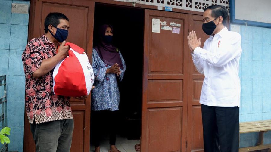 Para pekerja mengemas dan memeriksa Bantuan Sosial (BANSOS) di Neglasari, Tangerang, Banten. CNBC Indonesia/Tri Susilo