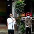Jokowi Rajin Bagi-Bagi Bansos Tanpa Risma, Ini Kata Istana