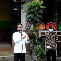 Jokowi Rajin Bagi-Bagi Bansos Tanpa Risma, Ini Kata Istana