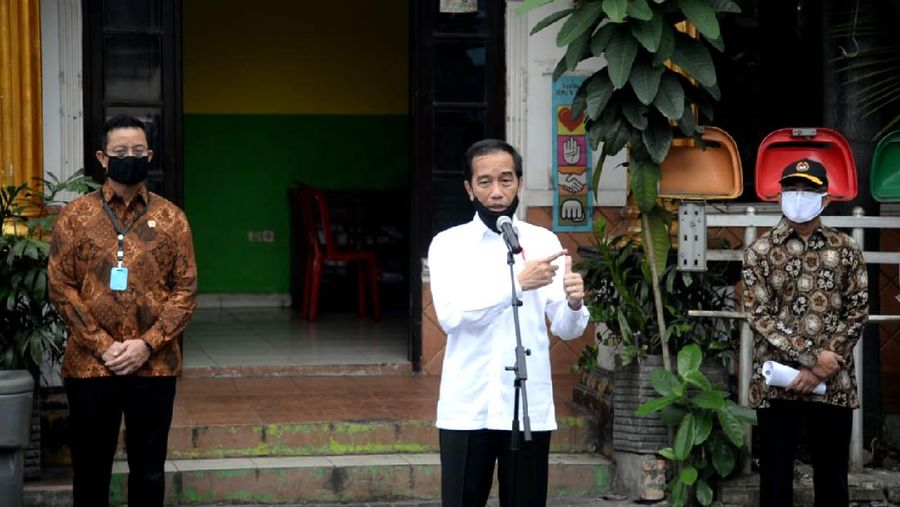Presiden Joko Widodo Meninjau Proses Pendistribusian Sembako di Johar Baru. (Biro Pers Sekretariat Presiden/ Lukas)