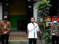 Jokowi Rajin Bagi-Bagi Bansos Tanpa Risma, Ini Kata Istana