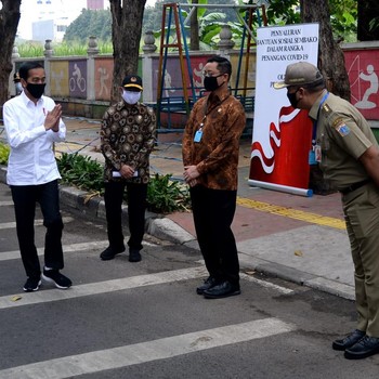 Intip Jokowi Blusukan Cek Penyaluran Bansos di Johar Baru
