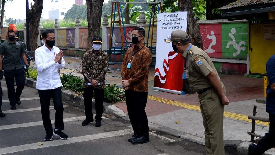 Presiden Joko Widodo Meninjau Proses Pendistribusian Sembako di Johar Baru. (Biro Pers Sekretariat Presiden/ Lukas)
