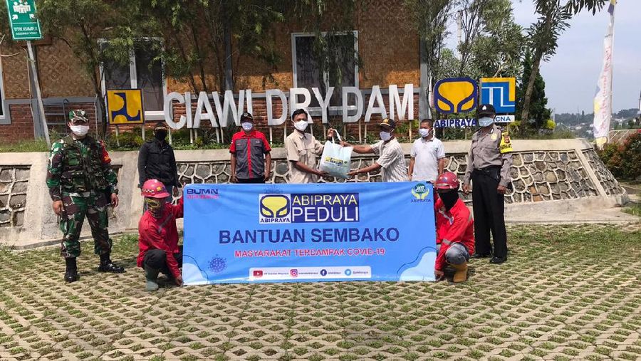 Penyerahan bantuan sembako kepada salah satu warga terdampak di sekitar Proyek Bendungan Ciawi Brantas Abipraya. (Dok: Brantas Abipraya)