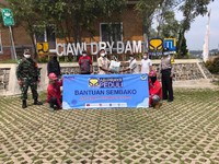 Ringankan Beban, Brantas Abipraya Salurkan Bansos Jabodetabek