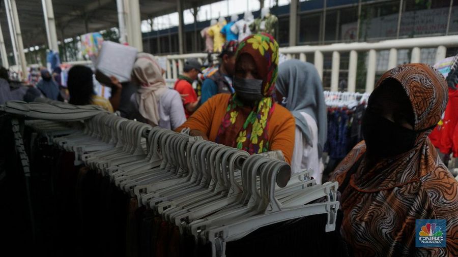 Warga memadati kawasan pedagang kaki lima di Pasar Tanah Abang saat penerapan pembatasan sosial berskala besar (PSBB) di Jakarta, Senin (18/5/2020). Meski pertokoan di Pasar Tanah Abang tutup karena PSBB, menjelang hari lebaran kawasan tersebut dipadati pedagang kaki lima yang berada di gang-gang dekat pasar. CNBC Indonesia/Tri Susilo.   


Memasuki H-7 lebaran Idul Fitri, Pasar Tanah Abang kembali ramai dipadati masyarakat meskipun pemerintah Provinsi DKI Jakarta masih menutup pasar tersebut sejak 27 Maret karena diberlakukanPembatasan Sosial Bersekala Besar (PSBB) untuk mengatasi penyebaran Covid-19.

Keramaian terlihat disejumlah titik seperti sebrang Blok F dan depan stasiun Tanah Abang, jalanan tersebut dipadati pedagang kaki lima dan warga tanpa mematuhi peraturan jaga jarak sesuai dengan himbauan pemerintah.
Para pedagang nekat turun kepinggir jalan karena sejak kios mereka ditutup, para pedagang tidak mendapatkan penghasilan, padahal biasanya menjelang lebaran mereka bisa meraup untung besar. (CNBC Indonesia/Tri Susilo.)
