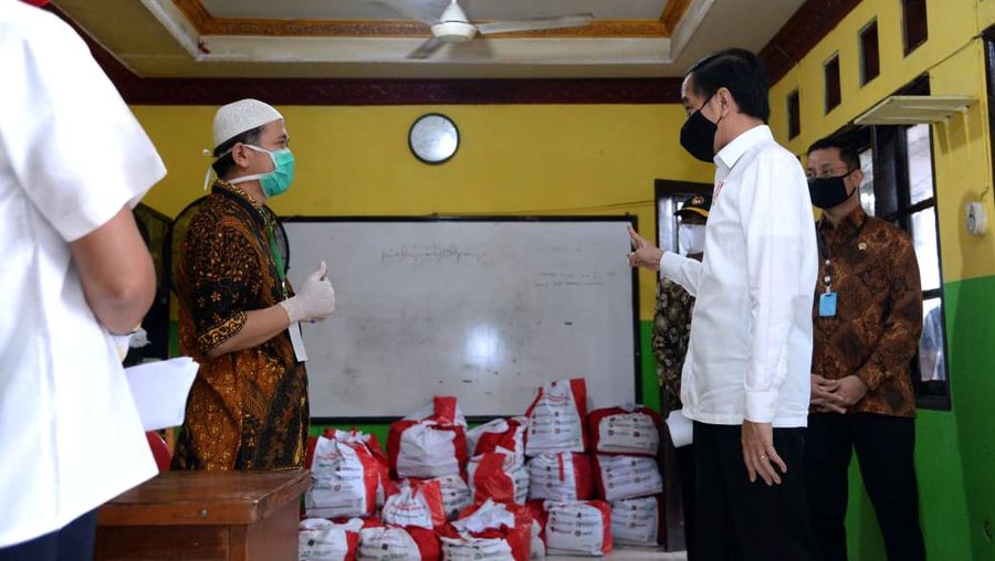 Presiden Joko Widodo Meninjau Proses Pendistribusian Sembako di Johar Baru. (Biro Pers Sekretariat Presiden/ Lukas)