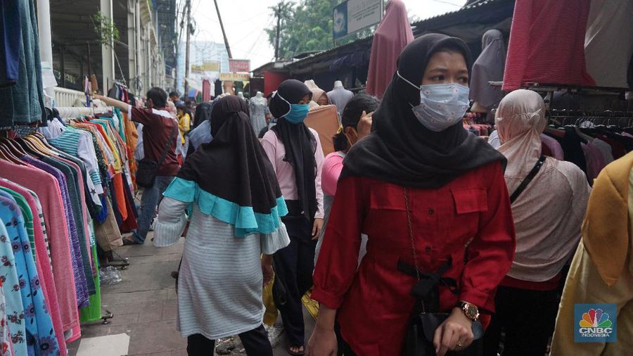 Warga memadati kawasan pedagang kaki lima di Pasar Tanah Abang saat penerapan pembatasan sosial berskala besar (PSBB) di Jakarta, Senin (18/5/2020). Meski pertokoan di Pasar Tanah Abang tutup karena PSBB, menjelang hari lebaran kawasan tersebut dipadati pedagang kaki lima yang berada di gang-gang dekat pasar. CNBC Indonesia/Tri Susilo.   


Memasuki H-7 lebaran Idul Fitri, Pasar Tanah Abang kembali ramai dipadati masyarakat meskipun pemerintah Provinsi DKI Jakarta masih menutup pasar tersebut sejak 27 Maret karena diberlakukanPembatasan Sosial Bersekala Besar (PSBB) untuk mengatasi penyebaran Covid-19.

Keramaian terlihat disejumlah titik seperti sebrang Blok F dan depan stasiun Tanah Abang, jalanan tersebut dipadati pedagang kaki lima dan warga tanpa mematuhi peraturan jaga jarak sesuai dengan himbauan pemerintah.
Para pedagang nekat turun kepinggir jalan karena sejak kios mereka ditutup, para pedagang tidak mendapatkan penghasilan, padahal biasanya menjelang lebaran mereka bisa meraup untung besar. (CNBC Indonesia/Tri Susilo.)