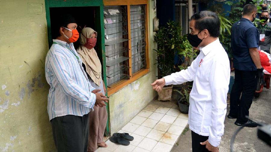 Presiden Joko Widodo Meninjau Proses Pendistribusian Sembako di Johar Baru. (Biro Pers Sekretariat Presiden/ Lukas)