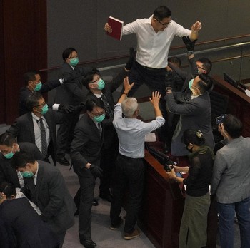 Kacau! Begini Keributan Para Wakil Rakyat di 'DPR' Hong Kong