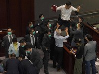 Kacau! Begini Keributan Para Wakil Rakyat di 'DPR' Hong Kong