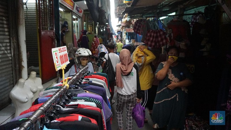 Warga memadati kawasan pedagang kaki lima di Pasar Tanah Abang saat penerapan pembatasan sosial berskala besar (PSBB) di Jakarta, Senin (18/5/2020). Meski pertokoan di Pasar Tanah Abang tutup karena PSBB, menjelang hari lebaran kawasan tersebut dipadati pedagang kaki lima yang berada di gang-gang dekat pasar. CNBC Indonesia/Tri Susilo.   


Memasuki H-7 lebaran Idul Fitri, Pasar Tanah Abang kembali ramai dipadati masyarakat meskipun pemerintah Provinsi DKI Jakarta masih menutup pasar tersebut sejak 27 Maret karena diberlakukanPembatasan Sosial Bersekala Besar (PSBB) untuk mengatasi penyebaran Covid-19.

Keramaian terlihat disejumlah titik seperti sebrang Blok F dan depan stasiun Tanah Abang, jalanan tersebut dipadati pedagang kaki lima dan warga tanpa mematuhi peraturan jaga jarak sesuai dengan himbauan pemerintah.
Para pedagang nekat turun kepinggir jalan karena sejak kios mereka ditutup, para pedagang tidak mendapatkan penghasilan, padahal biasanya menjelang lebaran mereka bisa meraup untung besar. (CNBC Indonesia/Tri Susilo.)