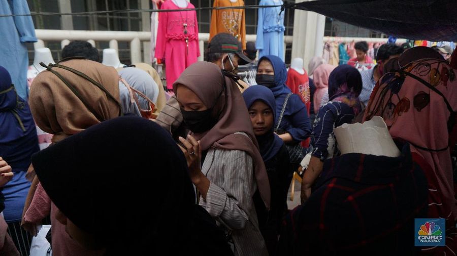 Warga memadati kawasan pedagang kaki lima di Pasar Tanah Abang saat penerapan pembatasan sosial berskala besar (PSBB) di Jakarta, Senin (18/5/2020). Meski pertokoan di Pasar Tanah Abang tutup karena PSBB, menjelang hari lebaran kawasan tersebut dipadati pedagang kaki lima yang berada di gang-gang dekat pasar. CNBC Indonesia/Tri Susilo.   


Memasuki H-7 lebaran Idul Fitri, Pasar Tanah Abang kembali ramai dipadati masyarakat meskipun pemerintah Provinsi DKI Jakarta masih menutup pasar tersebut sejak 27 Maret karena diberlakukanPembatasan Sosial Bersekala Besar (PSBB) untuk mengatasi penyebaran Covid-19.

Keramaian terlihat disejumlah titik seperti sebrang Blok F dan depan stasiun Tanah Abang, jalanan tersebut dipadati pedagang kaki lima dan warga tanpa mematuhi peraturan jaga jarak sesuai dengan himbauan pemerintah.
Para pedagang nekat turun kepinggir jalan karena sejak kios mereka ditutup, para pedagang tidak mendapatkan penghasilan, padahal biasanya menjelang lebaran mereka bisa meraup untung besar. (CNBC Indonesia/Tri Susilo.)