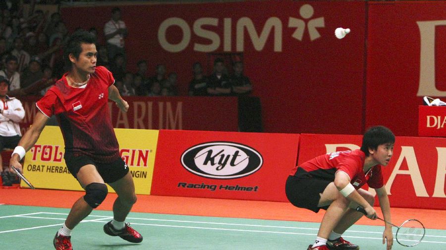 Indonesia's Ahmad Tantowi, left, returns a shot as teammate Lilyana Natir looks on in their mixed doubles final match against China's Zhao Yunlei and Zhang Nan at Djarum Indonesia Open badminton championship at Istora stadium in Jakarta, Indonesia, Sunday, June 26, 2011. (AP Photo/Achmad Ibrahim)