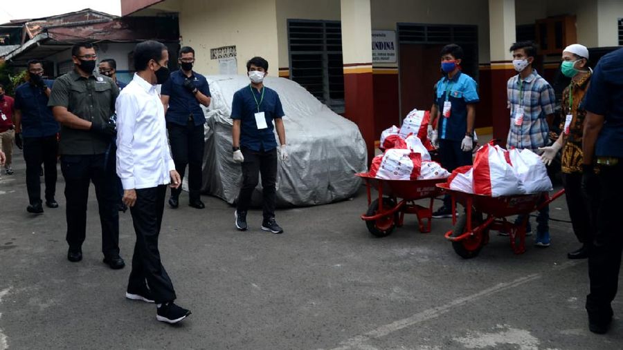 Presiden Joko Widodo Meninjau Proses Pendistribusian Sembako di Johar Baru. (Biro Pers Sekretariat Presiden/ Lukas)