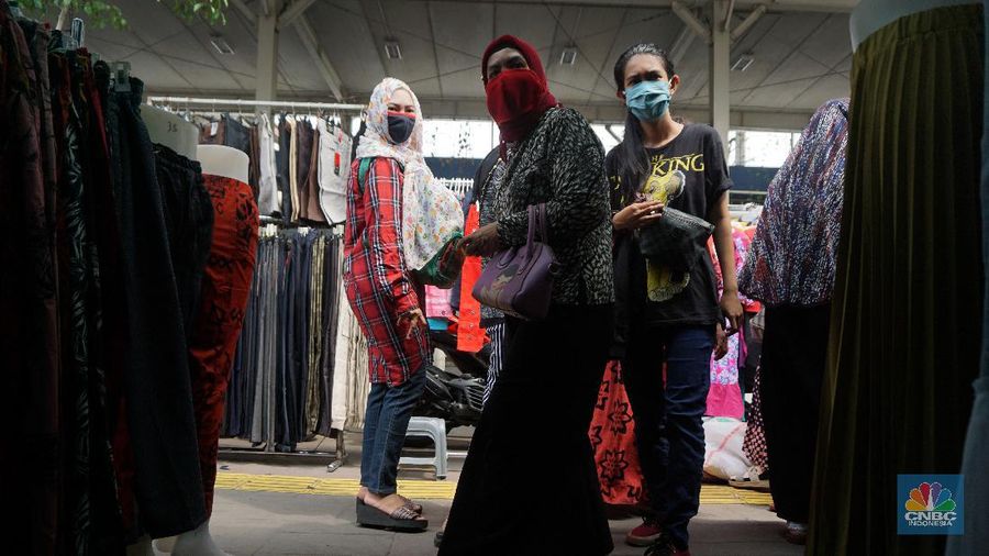 Warga memadati kawasan pedagang kaki lima di Pasar Tanah Abang saat penerapan pembatasan sosial berskala besar (PSBB) di Jakarta, Senin (18/5/2020). Meski pertokoan di Pasar Tanah Abang tutup karena PSBB, menjelang hari lebaran kawasan tersebut dipadati pedagang kaki lima yang berada di gang-gang dekat pasar. CNBC Indonesia/Tri Susilo.   


Memasuki H-7 lebaran Idul Fitri, Pasar Tanah Abang kembali ramai dipadati masyarakat meskipun pemerintah Provinsi DKI Jakarta masih menutup pasar tersebut sejak 27 Maret karena diberlakukanPembatasan Sosial Bersekala Besar (PSBB) untuk mengatasi penyebaran Covid-19.

Keramaian terlihat disejumlah titik seperti sebrang Blok F dan depan stasiun Tanah Abang, jalanan tersebut dipadati pedagang kaki lima dan warga tanpa mematuhi peraturan jaga jarak sesuai dengan himbauan pemerintah.
Para pedagang nekat turun kepinggir jalan karena sejak kios mereka ditutup, para pedagang tidak mendapatkan penghasilan, padahal biasanya menjelang lebaran mereka bisa meraup untung besar. (CNBC Indonesia/Tri Susilo.)