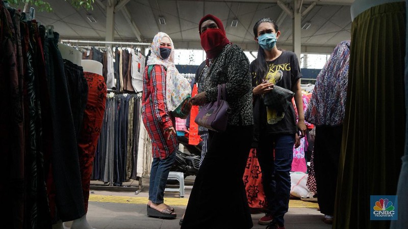 Warga memadati kawasan pedagang kaki lima di Pasar Tanah Abang saat penerapan pembatasan sosial berskala besar (PSBB) di Jakarta, Senin (18/5/2020). Meski pertokoan di Pasar Tanah Abang tutup karena PSBB, menjelang hari lebaran kawasan tersebut dipadati pedagang kaki lima yang berada di gang-gang dekat pasar. CNBC Indonesia/Tri Susilo.   


Memasuki H-7 lebaran Idul Fitri, Pasar Tanah Abang kembali ramai dipadati masyarakat meskipun pemerintah Provinsi DKI Jakarta masih menutup pasar tersebut sejak 27 Maret karena diberlakukanPembatasan Sosial Bersekala Besar (PSBB) untuk mengatasi penyebaran Covid-19.

Keramaian terlihat disejumlah titik seperti sebrang Blok F dan depan stasiun Tanah Abang, jalanan tersebut dipadati pedagang kaki lima dan warga tanpa mematuhi peraturan jaga jarak sesuai dengan himbauan pemerintah.
Para pedagang nekat turun kepinggir jalan karena sejak kios mereka ditutup, para pedagang tidak mendapatkan penghasilan, padahal biasanya menjelang lebaran mereka bisa meraup untung besar. (CNBC Indonesia/Tri Susilo.)