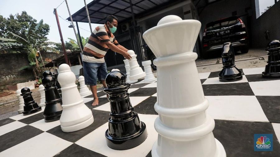 Warga bermain catur raksasa di Pondok Betung, Tangerang Selatan, Banten, Indonesia, Selasa (19/5/2020). Hal itu guna mengisi kegiatan jelang berbuka puasa sekaligus berolahraga di tengah pandemi COVID-19. (CNBC Indonesia/ Andrean Kristianto)
