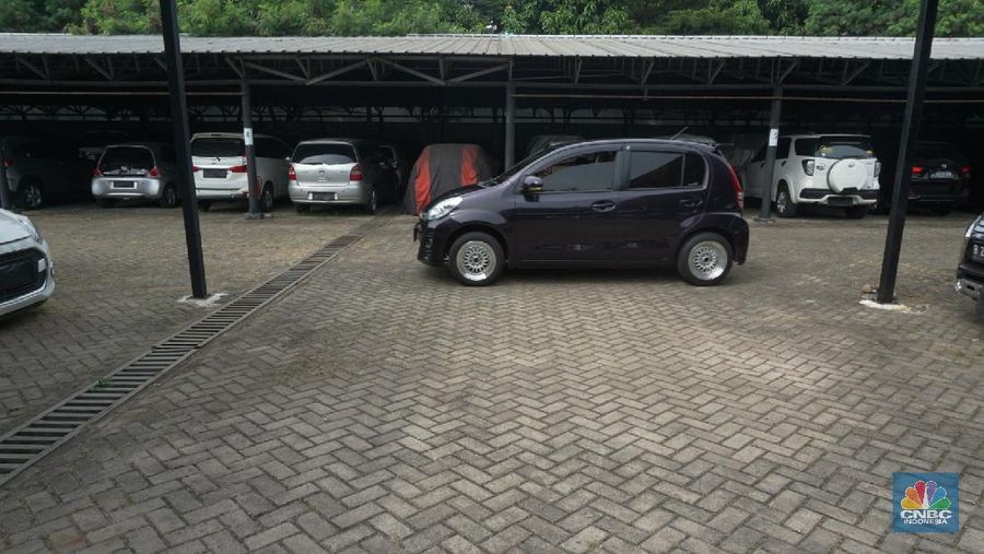 Gudang penyimpanan kendaraan Mobil PT Pegadaian, Jakarta Timur, Selasa, 19/5/20. Sejak bulan Maret sampai bulan Mei 2020 menggadaikan kendaraan mengalami kenaikan yang signifikan akibatkan pandemi virus Corona. (CNBC Indonesia/Trisusilo))