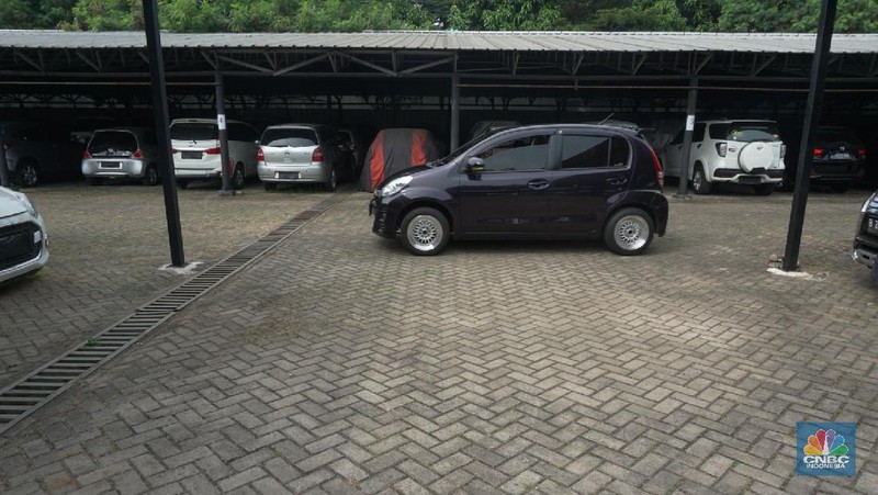 Gudang penyimpanan kendaraan Mobil PT Pegadaian, Jakarta Timur, Selasa, 19/5/20. Sejak bulan Maret sampai bulan Mei 2020 menggadaikan kendaraan mengalami kenaikan yang signifikan akibatkan pandemi virus Corona. (CNBC Indonesia/Trisusilo))