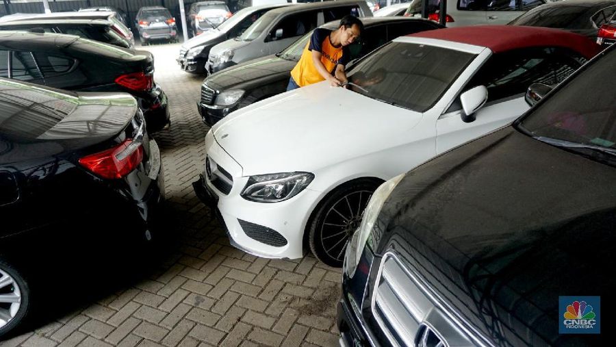 Gudang penyimpanan kendaraan Mobil PT Pegadaian, Jakarta Timur, Selasa, 19/5/20. Sejak bulan Maret sampai bulan Mei 2020 menggadaikan kendaraan mengalami kenaikan yang signifikan akibatkan pandemi virus Corona. (CNBC Indonesia/Trisusilo))