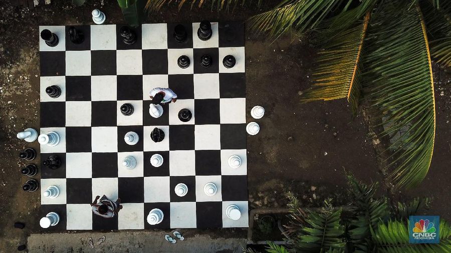 Warga bermain catur raksasa di Pondok Betung, Tangerang Selatan, Banten, Indonesia, Selasa (19/5/2020). Hal itu guna mengisi kegiatan jelang berbuka puasa sekaligus berolahraga di tengah pandemi COVID-19. (CNBC Indonesia/ Andrean Kristianto)
