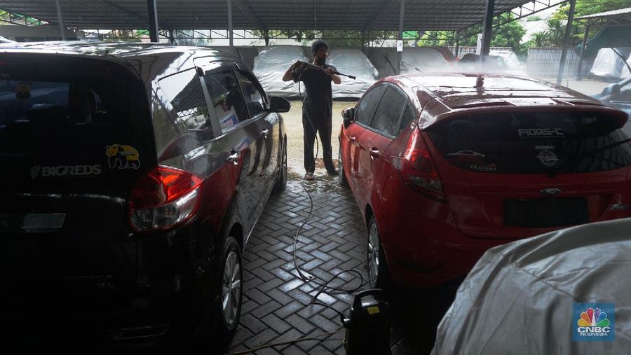 Gudang penyimpanan kendaraan Mobil PT Pegadaian, Jakarta Timur, Selasa, 19/5/20. Sejak bulan Maret sampai bulan Mei 2020 menggadaikan kendaraan mengalami kenaikan yang signifikan akibatkan pandemi virus Corona. (CNBC Indonesia/Trisusilo))