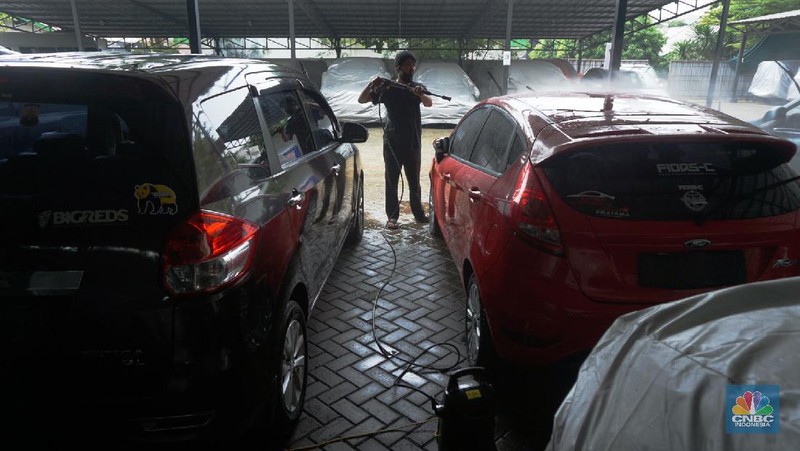 Gudang penyimpanan kendaraan Mobil PT Pegadaian, Jakarta Timur, Selasa, 19/5/20. Sejak bulan Maret sampai bulan Mei 2020 menggadaikan kendaraan mengalami kenaikan yang signifikan akibatkan pandemi virus Corona. (CNBC Indonesia/Trisusilo))