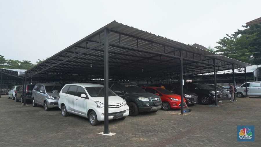 Gudang penyimpanan kendaraan Mobil PT Pegadaian, Jakarta Timur, Selasa, 19/5/20. Sejak bulan Maret sampai bulan Mei 2020 menggadaikan kendaraan mengalami kenaikan yang signifikan akibatkan pandemi virus Corona. (CNBC Indonesia/Trisusilo))